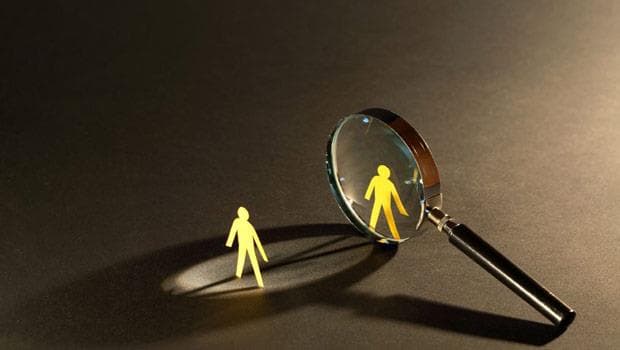 香港 SFC 和美国 SEC 在收入、支出、监管等方面有哪些不同?