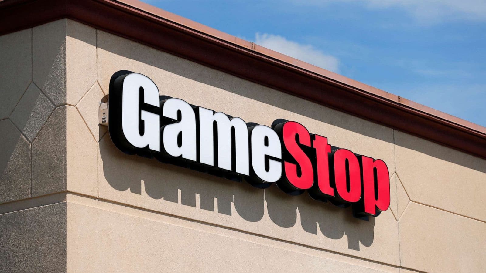 美股老网红 GameStop 传言也要「屯币」了，创始人与 Saylor 亲切合影