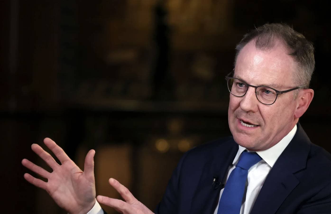 美银 Hartnett：逢高卖出美股、逢低买入黄金