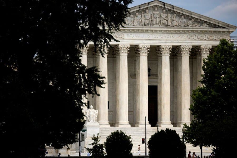 彭博首席财经作家：美股上市公司疯狂买入加密货币的底层逻辑