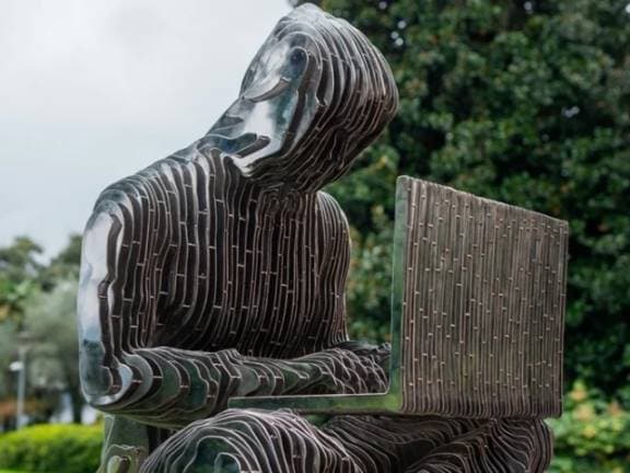 雕像沉湖，到底谁在抹去中本聪？