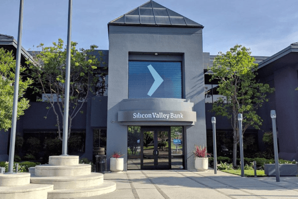 币圈挤兑完，硅谷开始挤兑了